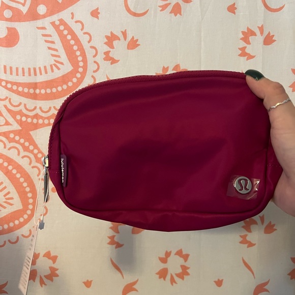 BRAND NEW WITH TAGS! LULULEMON ATHLETICA everywhere belt bag - wild berry - Picture 1 of 5